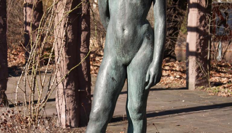 Stehendes Mädchen Stehendes Mädchen