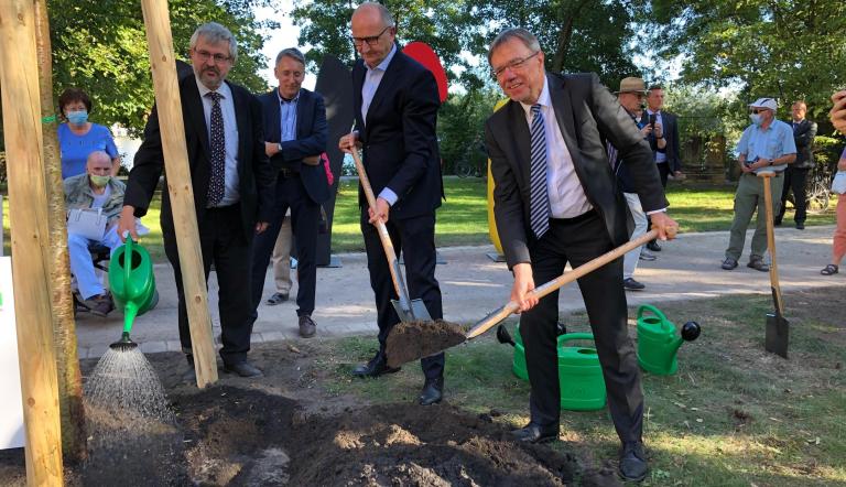 Bürgermeister Burkhard Exner pflanzte gemeinsam mit Brandenburgs Ministerpräsident Dietmar Woidke, dem SVV-Vositzenden Pete Heuer und Umweltminister Axel Vogel (v. r.) den Baum für das Bundesland Brandenburg. Bürgermeister Burkhard Exner pflanzte gemeinsam mit Brandenburgs Ministerpräsident Dietmar Woidke, dem SVV-Vositzenden Pete Heuer und Umweltminister Axel Vogel (v. r.) den Baum für das Bundesland Brandenburg.