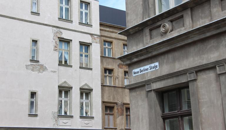 Einige Kulissen der "Neuen Berliner Straße" wurden täuschend echt auf alt gemacht