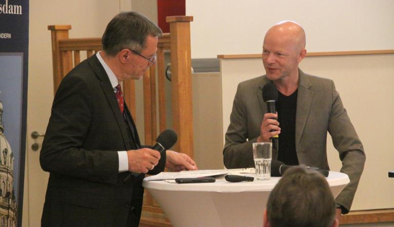 Burkhard Exner und Tim Jaeger beim Abschluss des Bürgerhaushalts 2018/19 im Rathaus (Foto: F. Daenzer)