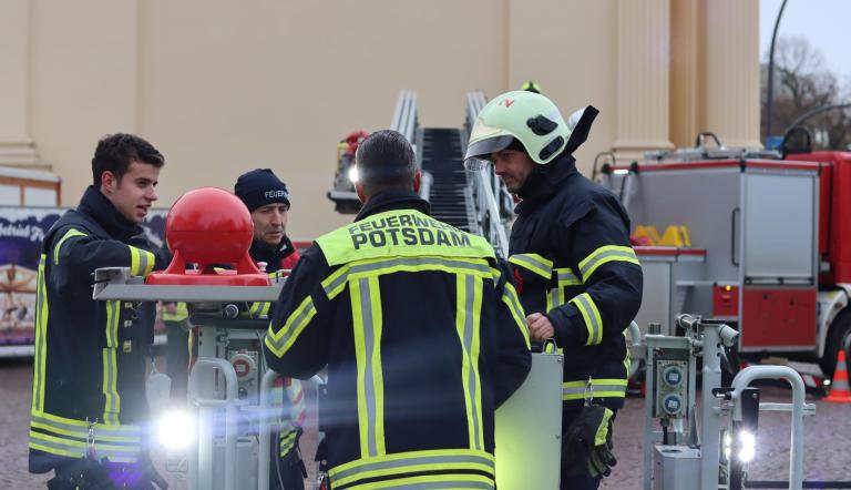 Zum bundesweiten Warntag 2022 informiert die Feuerwehr Potsdam am Brandenburger Tor zum Thema Bevölkerungswarnung. Foto: Landeshauptstadt Potsdam/ Uta Schulz 