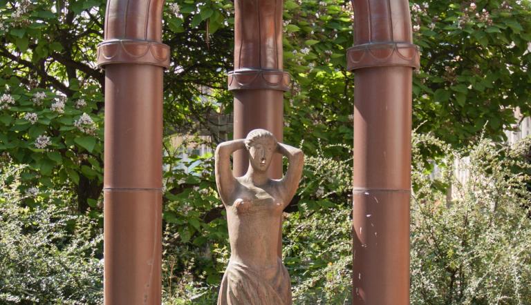 Stehende unter Baldachin (© Dirk Alexander Schermer)