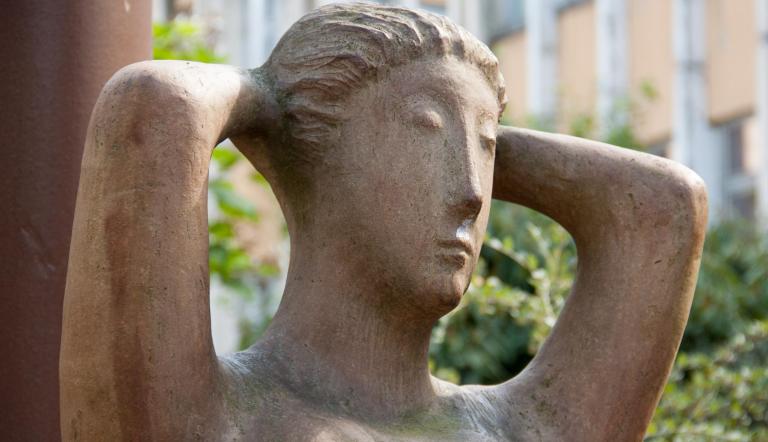 Stehende unter Baldachin (© Dirk Alexander Schermer)