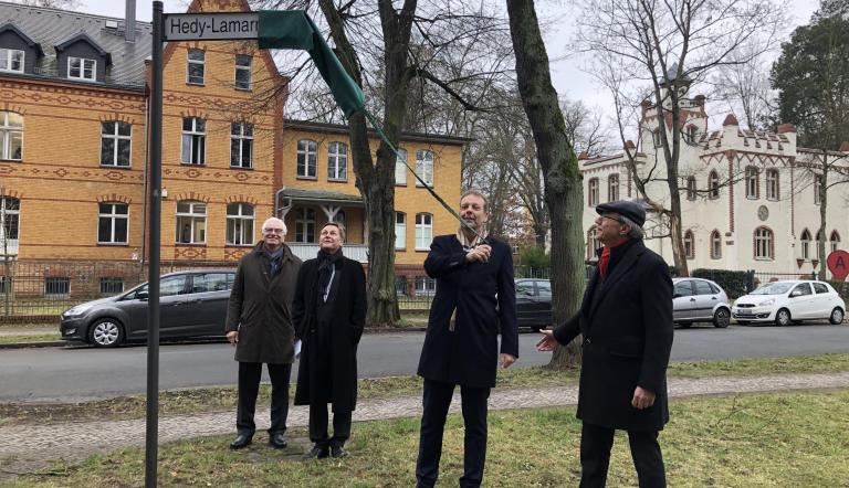 Einweihung Hedy-Lamarr-Platz mit Bürgermeister Burkhard Exner.