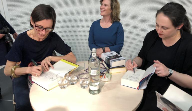 Maria Cecilia Barbetta (l.) und Nino Haratischwili (r.) signieren ihre Bücher beim Auftakt des Literaturfestivals LIT:potsdam 2019 in der Stadt- und Landesbibliothek Potsdam (SLB).