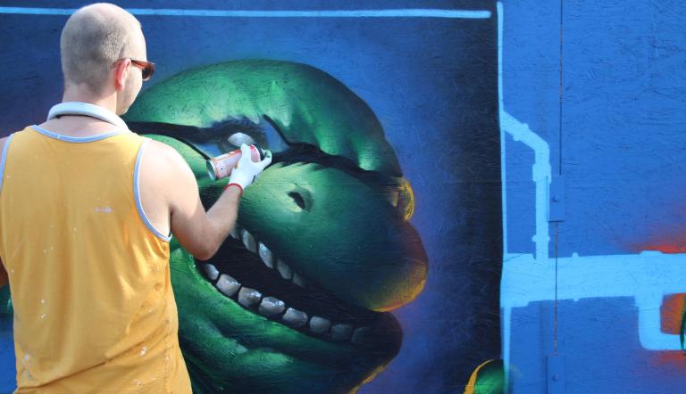 Farbe für den Bauzaun am neuen Bad: Graffiti-Künstler bringen ihre Motive an den 300 Meter langen Zaun. Farbe für den Bauzaun am neuen Bad: Graffiti-Künstler bringen ihre Motive an den 300 Meter langen Zaun.