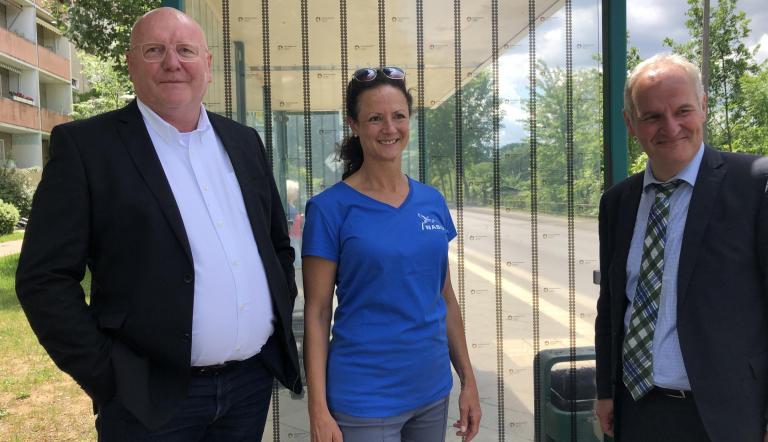 Uwe Loeschmann, Cordula Persch und Bernd Rubelt vor dem neu gestalteten Fahrgastunterstand. Uwe Loeschmann, Cordula Persch und Bernd Rubelt vor dem neu gestalteten Fahrgastunterstand.