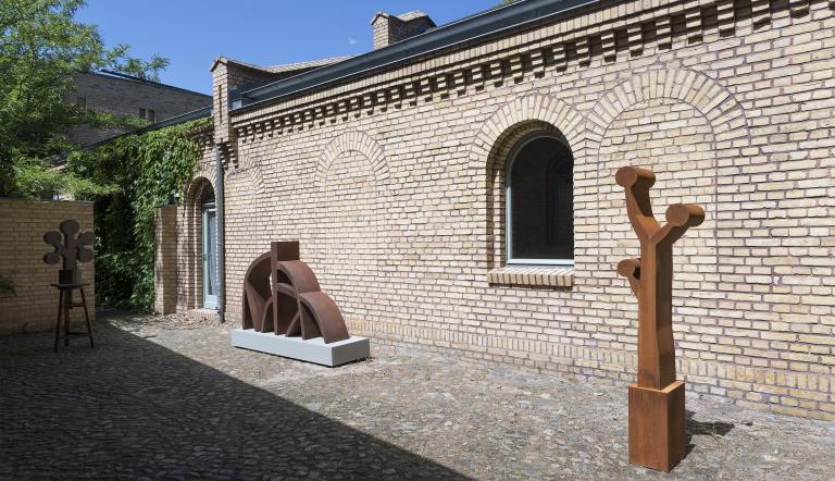 Ansicht Innenhof, Ausstellung "Joncquil und Warffemius"