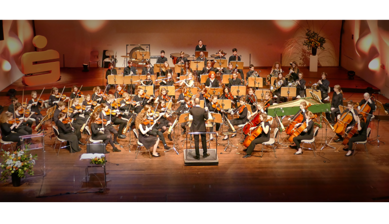 Jugendsinfonieorchester der Städtischen Musikschule Potsdam Das Jugendsinfonieorchester der Städtischen Musikschule Potsdam in voller Größe auf der schön ausgeleuchteten Bühne des Nikolaisaal im Jahre 2018 wird von Andreas Terje dirigiert.