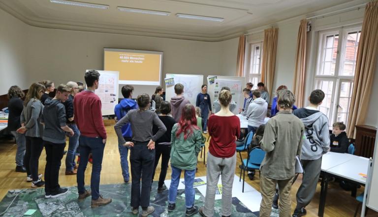 Die Jugendlichen präsentieren die Ergebnisse der Arbeitsgruppen (Foto: Landeshauptstadt Potsdam / Barbara Plate)