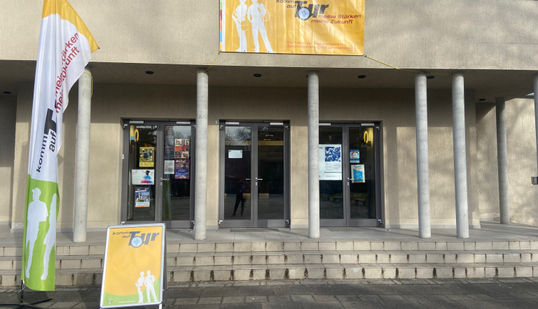 Zu „komm auf Tour – meine Stärken, meine Zukunft“ in Potsdam haben die Landeshauptstadt Potsdam und die Agentur für Arbeit Potsdam gemeinsam eingeladen. Zu „komm auf Tour – meine Stärken, meine Zukunft“ in Potsdam haben die Landeshauptstadt Potsdam und die Agentur für Arbeit Potsdam gemeinsam eingeladen.