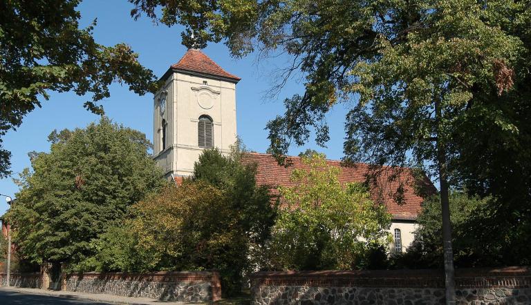 Das Foto zeigt die Dorfkirche Fahrland im Jahr 2002.