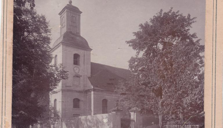 Das Bild zeigt die alte Dorfkirche von Marquardt um 1895. Die Kirche wurde im Jahr 1900 abgerissen.