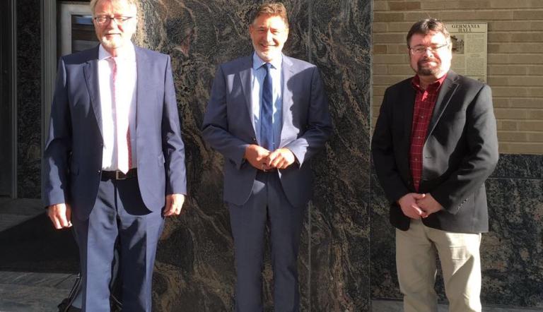 Jann Jakobs in Sioux Falls mit Prof. Hubertus Wenisch (links) und Prof. Stephan Lhotzky. Foto Landeshauptstadt Potsdam/ Sigrid Sommer Jann Jakobs in Sioux Falls mit Prof. Hubertus Wenisch (links) und Prof. Stephan Lhotzky
