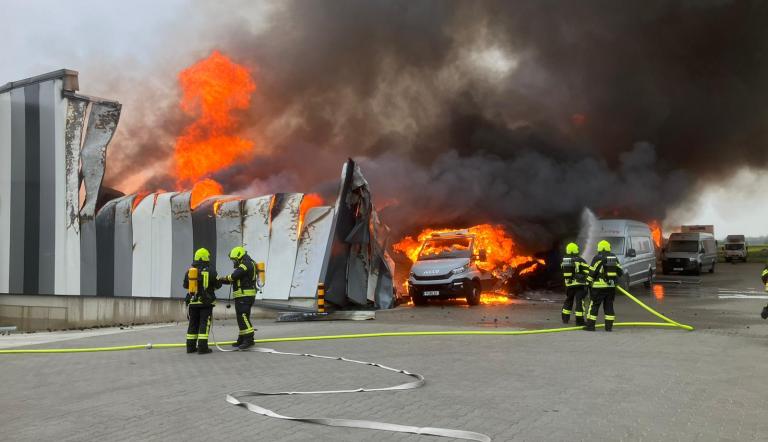Lage vor Ort am Samstag kurz mach Eintreffen der Einsatzkräfte beim Lagerhallenbrand in Fahrland. Foto Feuerwehr Potsdam Lage vor Ort am Samstag kurz mach Eintreffen der Einsatzkräfte beim Lagerhallenbrand in Fahrland