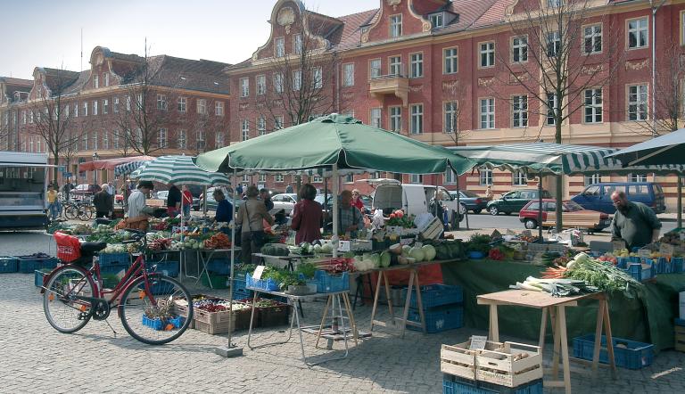 Wochenmarkt auf dem Bassinplatz Wochenmarkt auf dem Bassinplatz