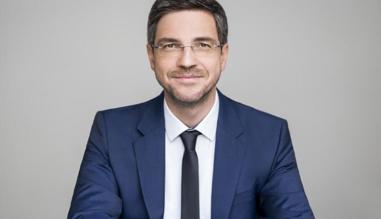 Oberbürgermeister Mike Schubert im Porträt. Oberbürgermeister Mike Schubert im Porträt. Er trägt einen blauen Anzug, weißes Hemd und blaue Krawatte. Das Foto ist von Karoline Wolf