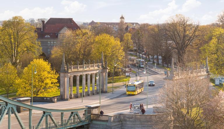 Glienicker Brücke Ein Bus der Verkehrsbetriebe Berlin auf dem Weg über die Glienicker Brücke Richtung Berlin.