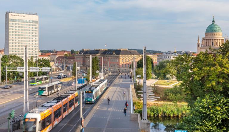 Das Foto zeigt den Verkehr auf der Langen Brücke mit Straßenbahnen und Bussen des ÖPNV.