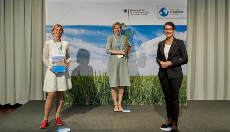 Potsdam wurde als Masterplan-Klimaschutz-Kommune ausgezeichnet. Cordine Lippert, Claudia Rose, Parlamentarische Staatssekretärin Rita Schwarzelühr-Sutter Cordine Lippert, Claudia Rose von der Klimakoordinierungsstelle Potsdam und die Parlamentarische Staatssekretärin Rita Schwarzelühr-Sutter