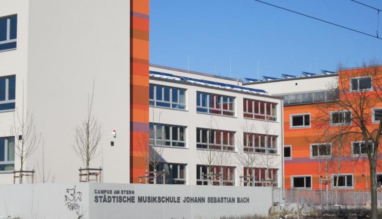 Das Foto zeigt die Zweigstelle der Städtischen Musikschule in organge weiß