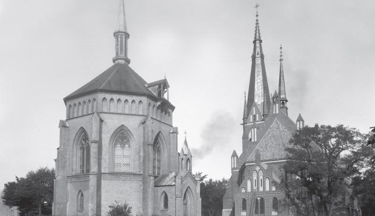 Das Bild zeigt eine historische Aufnahme der Neuendorfer Kirche und der benachbarten Bethlehemkirche, die im Zweiten Weltkrieg stark beschädigt und später abgetragen wurde. (Bildquelle Ernst Eichgrün, Potsdam Museum)