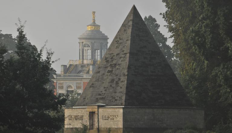 Pyramide im Neuen Garten