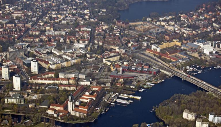 Luftbild mit Schiffbauergasse, Feuerwache und Humboldtbrücke 2014