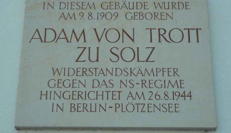 Gedenktafel für Adam von Trott zu Solz in der Henning-von-Tresckow-Straße in Potsdam. Gedenktafel für Adam von Trott zu Solz in der Henning-von-Tresckow-Straße in Potsdam.