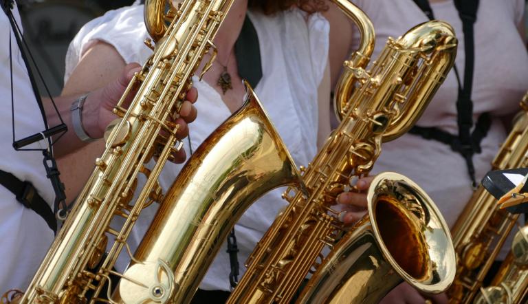 Saxophone werden von Jugendlichen gespielt - Open Air Feeling