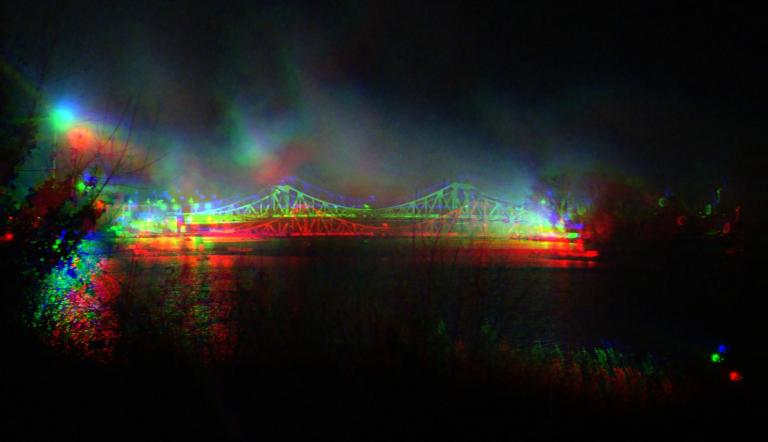 Tim Paulus (11), Foto-AG der Voltaire Gesamtschule Potsdam, "Glienicker Brücke Cellophan": "Da die Glienicker Brücke zu Potsdam gehört, wollte ich sie hervorheben."