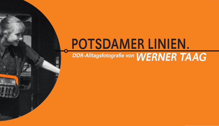 Potsdamer Linien Scharz-Weiß Bild einer jungen Frau auf organgen Grund.