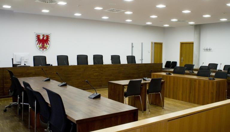 Das Foto zeigt einen Gerichtssaal im Justizzentrum Potsdam