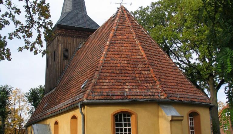 Kirche im Ortszentrum, Feldsteinbau in Saalform aus dem 13. Jahrhundert, 1669 Umbau, Anfügung eines Holzturmes im Westen, aufwändig geschnitzter Altaraufsatz von 1670, restauriert, fünfseitige Kanzel von 1671 (© Ramona Simone Dornbusch)