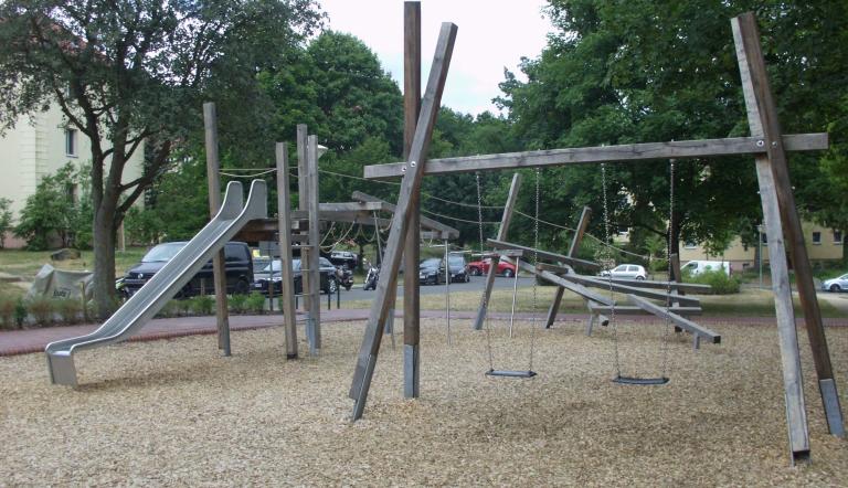 Schaukel auf dem Spielplatz Am Brunnen