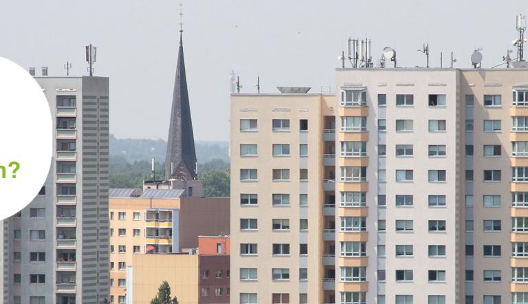 Wohnungspolitisches Konzept Das Bild zeigt Hochhäuser und historische Gebäude in Potsdam. Darüber ist eine Sprechblase mit der Frage: Wie wollen wir wohnen?