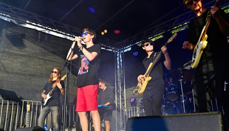 Jugendliche Rockband in Aktion auf einer Open Air Bühne