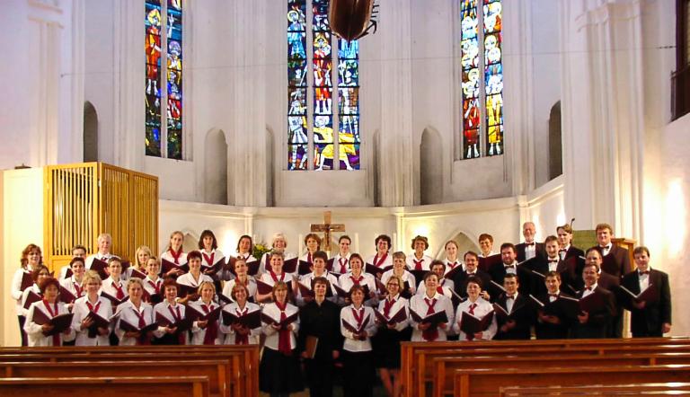 Der gemischte Chor der Städtischen Musikschule Potsdam Ein vielköpfiger Erwachsenenchor steht vor dem Altar der Kirche St. Petri