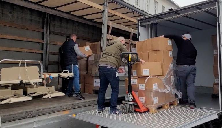 Der LKW wird mit medizinischen Hilfsgütern beladen. Der LKW wird mit medizinischen Hilfsgütern beladen.