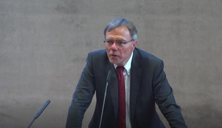 Bürgermeister Burkhard Exner in der 14. öffentlichen Sitzung der Stadtverordnetenversammlung.