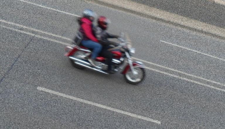 "Auf dem Foto ist ein Motorrad auf einer Potsdamer Straße zu sehen."