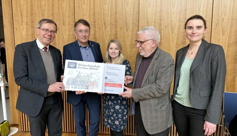 Bürgerhaushalt 2023/24: Übergabe der TOP 20 - Liste (v.l. Bürgermeister Burkhard Exner, der Vorsitzende der Stadtverordnetenversammlung Pete Heuer, Antje Knorr und Helge Schauwecker aus dem Projektteam sowie Christine Ziesmer, Projektleitung Bürgerhaushalt im Rathaus / Bürgerhaushalt 2023/24: Übergabe der TOP 20 - Liste (v.l. Bürgermeister Burkhard Exner, der Vorsitzende der Stadtverordnetenversammlung Pete Heuer, Antje Knorr und Helge Schauwecker aus dem Projektteam sowie Christine Ziesmer, Projektleitung Bürgerhaushalt im Rathaus /