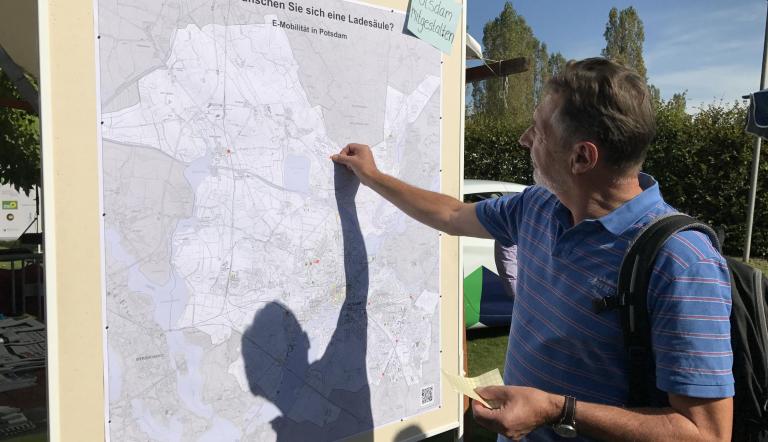 Wo wünschen Sie sich eine Ladesäule für Elektrofahrzeuge? Oberbürgermeister Jann Jakobs nimmt auf dem 8. Umweltfest im Volkspark an der Bürgerbeteiligung der Landeshauptstadt Potsdam zur Elektromobilität teil.