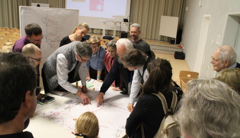 Lebendige Diskussion am Arbeitstisch zum Thema Mobilität (Foto: Landeshauptstadt Potsdam / Barbara Plate)