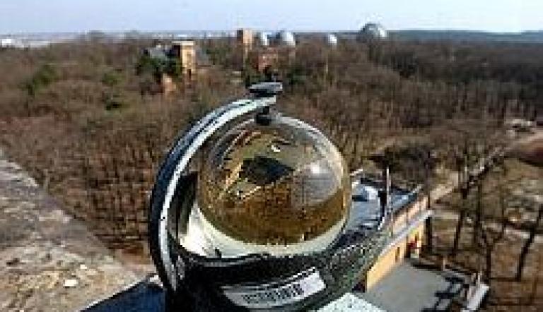 Die Gelbe Kugel - Sonnenscheindauer-Messgerät auf dem Dach des Meteorologischen Observatoriums auf dem Telegrafenberg. Die Gelbe Kugel - Sonnenscheindauer-Messgerät auf dem Dach des Meteorologischen Observatoriums auf dem Telegrafenberg.