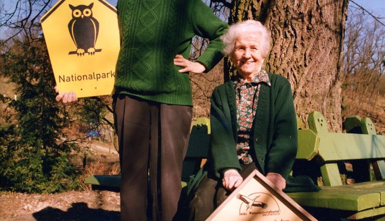 Ehepaar Kretschmann mit Naturschutz-Schild, Foto: Andre Rival, Lizenz: Haus der Naturpflege Bad Freienwalde