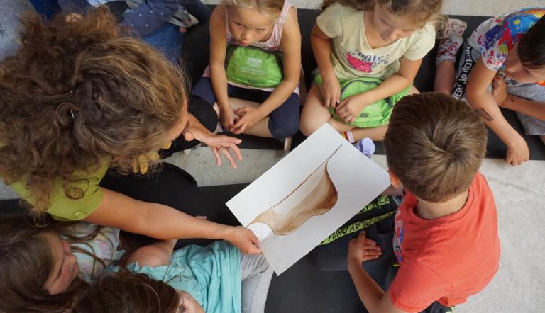 Zeichnung und Kinder, Foto: Jana Kühn, Lizenz: Klingendes Gut GbR