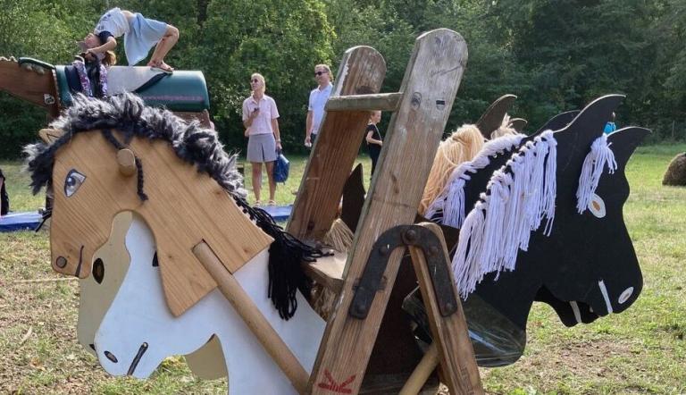Steckenpferde im Vordergrund, im Hintergrund spielende Kinder, Foto: Förderverein Jagdschloss Stern-Parforceheide e.V., Lizenz: Förderverein Jagdschloss Stern-Parforceheide e.V.