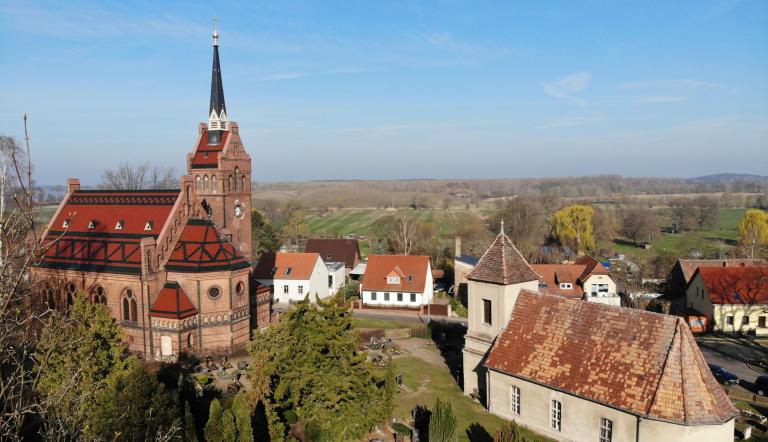Alte Dorfkirche Golm und Neue Kirche Golm, Foto: Johannes Gräbner, Lizenz: Kirchbauverein Golm e.V. 