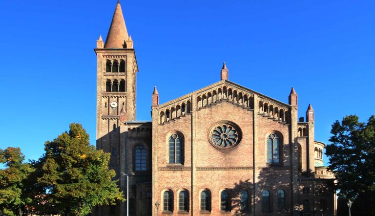 Peter und Paul_Südfassade der Kirche St. Peter und Paul mit Fensterrose und Rundbogenfenster  , Foto:  Andreas Statt, Lizenz:  Andreas Statt